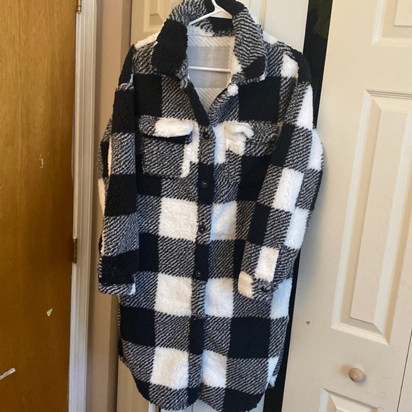 CUTE! Oversized Black and white plaid shacket - Picture 1 of 3